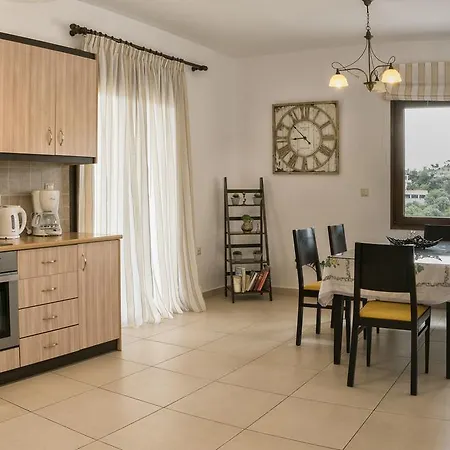 Laga With Pool, 300m To Taverns, Childrens Area, Bbq! Vila