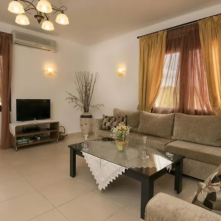 Vila Laga With Pool, 300m To Taverns, Childrens Area, Bbq!