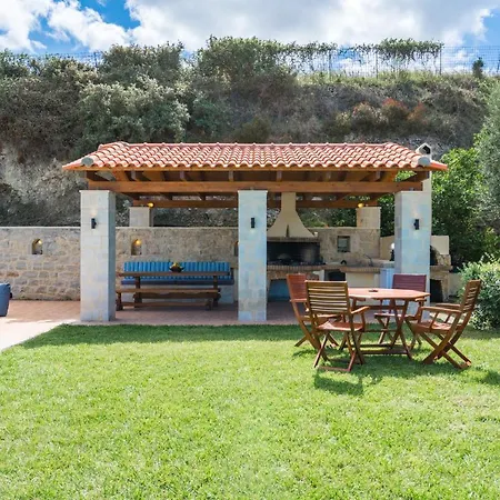Vila Laga With Pool, 300m To Taverns, Childrens Area, Bbq! Kirianna